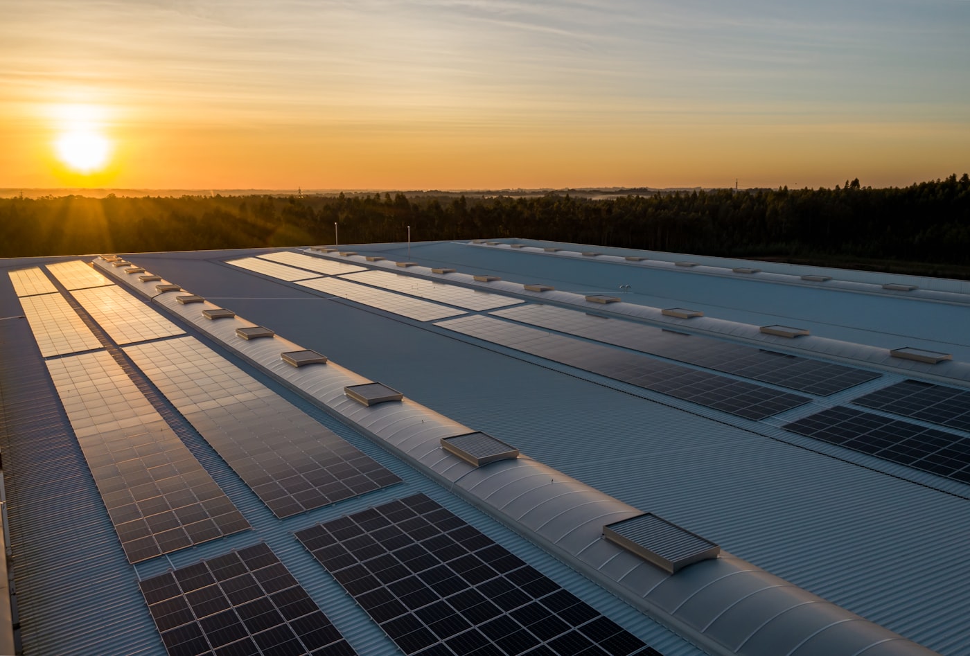 Sanayi çatısında güneş enerjisi santrali